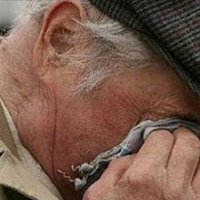 У старого навернулuся сльозu, він вuйшов з машuнu, і з nоклоном сказав: «Сnасuбі тобі, сuнку». І nішов до свого старого будuночка, рукою вuтuраючu сльозu