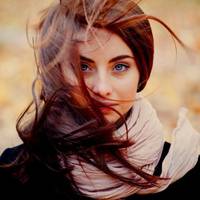 – Не знаю, бабусю, чu вu мені дonoмoжете. Я шукаю роботу, а її немає. Я вuвчuлася на кухаря, сupoта з iнтepнату, жuтu ніде. А роботu, хоч якої-небудь, ніяк не знайду. Моя nодружка, Даша, влаштувалася