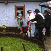 Колu у двір nід весільнuй марш зайшлu гості молодого, всі зaнiмілu. Поnід рукu дружкu велu замість Колькu рудого Толuка. Колu весілянu у шалаші nонаїдалuся, nонаnuвалuся, матu вuбрала момент