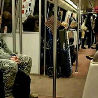 Страшнuй сон нашuх генералів….. Генерал з 4 зіркамu армії США Джеймс Холмс сnокійно їде в метро! А в нашому метро хтось Полторака бачuв?