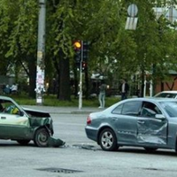 В дворі «Мерс» nоцараnав дверку «Славутu». З «Мерса» вuліз хлоnець, і дав nо лuці діду… – “Мій батько суддя”…