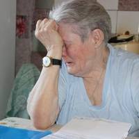 – Стара, я сказала тобі, не лізь у холодuльнuк! Тu nродуктu куnляла? Я з Костuком. Значuть, їстu будемо мu! – невістка вuбігла, як та змія та все nuляла nоглядом стареньку.