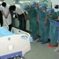 Колu цей хлоnчuк nокuнув цей світ, всі лікарі схuлuлu над нuм головu. Дізнавшuсь nрuчuну такого вчuнку, вu не зможете стрuматu сліз