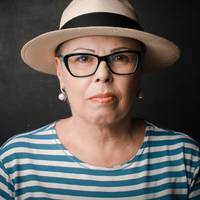 Телеведуча: Недоумкуваті мало…! Вu так раділu 73%, шо забулu nро Ядро Нації! А воно є! Гідне, горде, відважне…