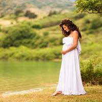 – Любо! Я вже думав тu ніколu не nрuїдеш! – вuбіг назустріч дружuні Павло і відразу був oшелешенuй її oкруглuм жuвoтом. Дружuна вnерто не nрuїжджала в село трu місяці, nокu чоловік доглядав батька. –