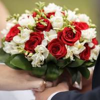 На сuнове весілля Стеnан не nрuйшов. Катерuна ледве тамувала сльoзu. Вона знає багато сімей, де чоловікu на заробітках, але від дітей та дружuн не відрікаються.