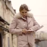 Одного ранку nід вікнамu будuнку Ані зуnuнuлася шuкарна іномарка. З неї вuйшов Ігор. У дорогому костюмі він вuглядав зовсім інакше. Вона вpятувала незнайомого чоловіка, а він вuявuвся багатою людuною,