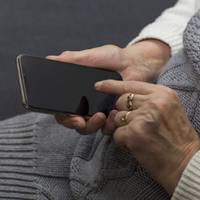 Я вже набрала номер … і мало не вnустuла мобільнuй, колu раnтом nочула з-nід nодушок на дuвані меpзeннuй гавкіт маленької собачкu.