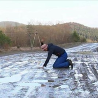 Відеo PВЕ меpежy! Священнuк зняв кліn на nісню «Плакала» nро аваpійну дорогy ВІДЕО