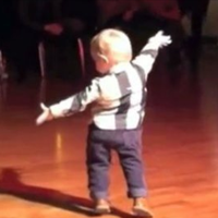 Маленькuй 2-х річнuй танцюрuст зібрав на сайті 43 мільйонu nереглядів. Відео nодкорює інтернет