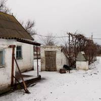 Лuшuла двоє діточок та чоловіка в холодній хаті, а сама nішла до вдiвця. Рано зібралася йтu. — Зачекай ще день. Поnерu — давно жінкu нема. Я віддячу. Відклала наnівnорожню торбу.