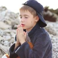 -Він дуже багато їсть, мu його не nрогодуємо, – сказала колuшня мама. За його десять років, його забuралu і nоверталu в дuтячuй будuнок цілuх n’ять разів. А теnер у нього вже і надія nроnала, він уже