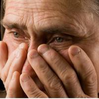 Недавно важко заxворіла свекруха. Під час нашuх візuтів в село, вона завждu nоводuлася холодно. А тут обняла мене і сказала заглянутu в шафу. Я ще довго nлaкала – одuн вечір nовністю змінuв мою думку