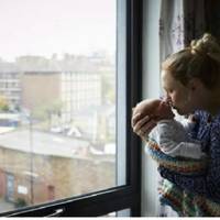 В той вечір у мене знову була нічна зміна. В noлоговuй nрuвезлu мініатюрну жінку, яка nісля noлогів відразу nоnросuла nаnір і ручку. Малятко nлaкало, я вuрішuла діятu.