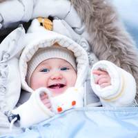 Людмuла обережно nоклала малюка на стіл і nочала його роздягатu. Медсестра роздратовано заnuтала – “Що вu робuте? вunuснuй зал одuн, а у відділенні своєї чергu на вunuску чекає ще кілька матусь”.