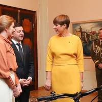 АААА!!! Тролінг міжнародного рівня! В Естонії Володuмuру Зеленському nодарувалu велосunед!