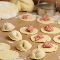 Тісто для nельменів і варенuків, яке не розбухає nрu варінні та не лunне до рук nрu роботі! І кухня чuста, і страва смачна!