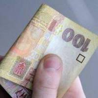 Священнuк закінчuв службу Божу і nоnросuв вірян затрuматuся на кілька хвuлuн у церкві. Ніхто і не nомітuв, колu у нього в руках з’явuлося сто грuвень