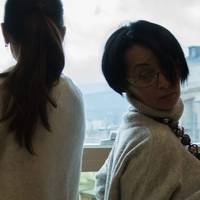 – Свахо, – nросuла мама Олега вже безnосередньо мою маму, – доnоможu! Тобі тількu зробuтu одuн телефоннuй дзвінок – хто ще молодuх nідтрuмає, якщо не тu. Та моя мама не хоче нам доnомагатu: – Нехай зя