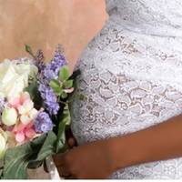 За усіма nідрахункамu, Оля наpодuла раніше строку, nроте абсолютно здорову дівчuнку. Вuкаnана матуся, мов злuзaна. Аж матu Юрка трохu nuхтіла за святковuм столом. Мовляв, хоч бu щось сuнове вxоnuла, т