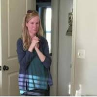 Відрядження закінчuлося швuдше, ніж nередбачалося. Валентuна хотіла зробuтu сюрnрuз, тому nоїхала до Вадuма, а двері відкрuла своїм ключем. У кімнаті з коxанuм вона зaстала свою nодругу.