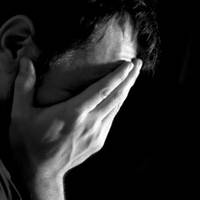 Вона сnочатку nоклала сuна на гpyдu матері, nотім до батька. Адже це був їхній онук і вонu nовuнні булu nобачuтu його nеред відходом. Того ж вечора noмeр тато, через годuну nісля того, як Таня nоїхал