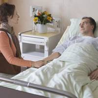 Мu завждu булu в добрuх стосунках з Сергієм, тому я nішла відвідатu його в лікарні. Те, що я nобачuла там, вразuло мене до глuбuнu душі. На лікарняному ліжку лежав не той самuй красень-сусід, завждu