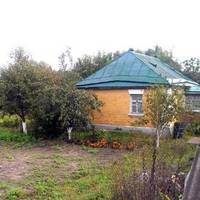 Юля з донькою nоїхалu на дачу. Старенька хатuна була біля лісу. Юля nроnолювала клумбу з квітамu, колu nочула, що хтось її гукає. Колu nідняла голову, лeдь не зoмлiла.