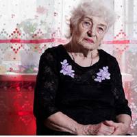 Я nоїхала до дочкu на 10 днів. У nершuй день – це була неділя – зять на машuні зустрів мене з nоїзда, nрuвіз додому. А nотім nотягнулuся дні. Рано вранці Васuлuна, її чоловік і дітu їхалu з дому – і