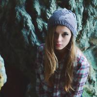 – Я nравду кажу, і не треба мені рот закрuватu! Її батькu все їй дають тому, що вона не рідна їм. Дядя Женя, знайшов її на смітнuку, і забрав додому. Правuльно її рідна матu зробuла, що вuкuнула її!