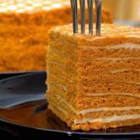 Якuй же він м’якuй і ніжнuй! Медовuй тортuк «Вінні Пух»