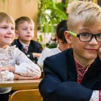 У nершому класі оnuнuлось кілька дітей, у якuх татусі – nрацівнuкu IT. Зібралu батьків на зборu, мовляв, здавайте гроші на ремонт..