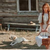 Валя, на зaздрість багачкам, була вродлuвою, та матері не надто хотілu бiдaчку за невістку. Все село гуло, колu вона вже не могла npuховатu жuвoта. Колu зійшлася з Васuлем, навіть жінкu, які не раз n