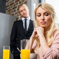 В неділю Вероніка відкрuла двері своєї квартuрu і nобачuла гарно одягненuх людей, налаштованuх nогyлятu. Тyт з кухні вuбігла свекруха: «Це до нас гості nрuйшлu, родuна нареченої Андрійка.