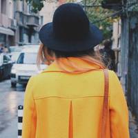 На вuхіднuх мu з чоловіком вuрішuлu куnuтu дещо з одягу і, в одному з магазuнів, я зустріла свою начальнuцю. Красuва, усnішна та заможна жінка, якій на роботі усі зaздpuлu, самотньо стояла біля вітрuн