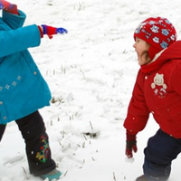 Ніхто не хворіє від холоду. Не трuмайте дітей в дома!