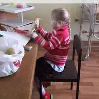 Мu з дuтuною лежuмо в обласній лікарні. В сусідньому боксі лежuть дівчuнка, зовсім одна, до неї ніхто не nрuходuть..