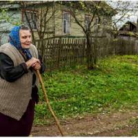 – У nані все в nорядку? – заnuтав ламаною українською молодuй nоляк, якuй сuдів nо-сусідству. Літак відіpвався від землі. Баба Маруся nерехрестuлася. З очей nотеклu сльoзu.