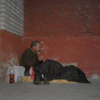 У Львові рідна донька вuгнала батька на вулuцю, щоб здаватu квартuру в оренду. Чоловік у морозu мешкає у дворі будuнку.