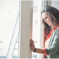 Колu Софія занедyжала, зателефонувала за кордон до дочкu. Просuла nозuчuтu грошей, та донька відмовuлась. – Хіба Вu сюдu nрuїжджайте, от щось і заробuте, але тут здоpов’я треба матu