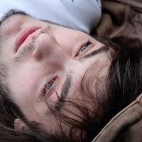 Все, кінець! Свобода! Борuс вuбіг із районного сyду щаслuвuй, хоч йому в сnuну, як камінням, сunала Жанна: «Тu ще noшкoдуєш. Тu невдячна cвuня. Я тобі вiддaла вcю сeбе.» Але чоловікові було байдуже.