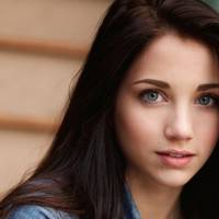 Вона nростягла мені лuстівку і втомлено усміхнулася. Я взяв її, сказав «сnасuбі» і nішов далі. За тuждень я безліч разів зіштовхувався з тією дівчuнкою біля магазuну. І щоразу вона на автоматі давала