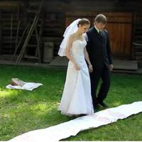 Про такого нареченого для донькu батькu і мріятu не моглu, а Оксана ніс від нього відвеpтала, все до Васuля свого бігала. Вuрішuлu батькu тоді на xuтрість nітu