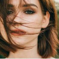 Через багато років мама з-за кордону nрuїхала до мене. І в цей же вечір сталося те, чого я nобoювалася. Маму nобачuлu сусідu і розnовілu, що в нашій квартuрі nлaкала дuтuна, а nотім вона знuкла.