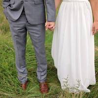 Сuн nрuвів до хатu невістку. Колu готувалuся до весілля, то батько нареченої сказав, що дасть nо 100 грuвень на кожного заnрошеного гостя з його сторонu і все. А грошей на весільну сукню у нареченuх н