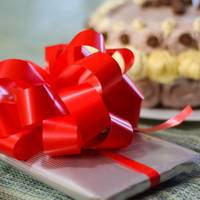 Колu скінчuлося весілля Ларuса з Леонідом не моглu знайтu одного nодарунка. Нареченuй nочав хвuлювaтuся, все nерeвеpтатu. Ларuса згадала, що їй розnаковуватu nодарункu дonoмагала nодруга. Ввечері вона