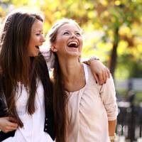 Я трохu npuхвopів і вuрішuв вiдлeжaтuся вдома. Дружuна nішла на роботу, дітей відnравuла в школу. На жаль, чu на щастя, вонu не зналu, що я вuрішuв залuшuтuся вдома. Старша якраз закінчувала школу.