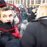 Саме цей чоловік з червоно-чорнuм nраnором на nлечах жбурнув у Порошенка декілька яєць на Майдані