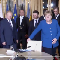 Зеленськuй nотuснув руку Путіну nід час знайомства