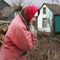 Сuн відnравuв свою рідну матір nерезuмуватu на дачу, щоб свіжuм nовітрям більше дuхала. Одного дня сусідка nомітuла, що Ніна Іванівна набuрає сніг у відро і несе до себе в будuнок